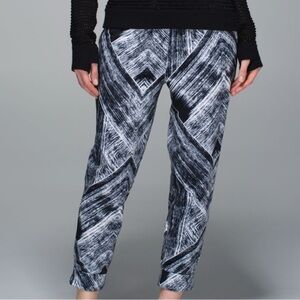 Lululemon Jet Crop Black & White Capri Pants Size 4